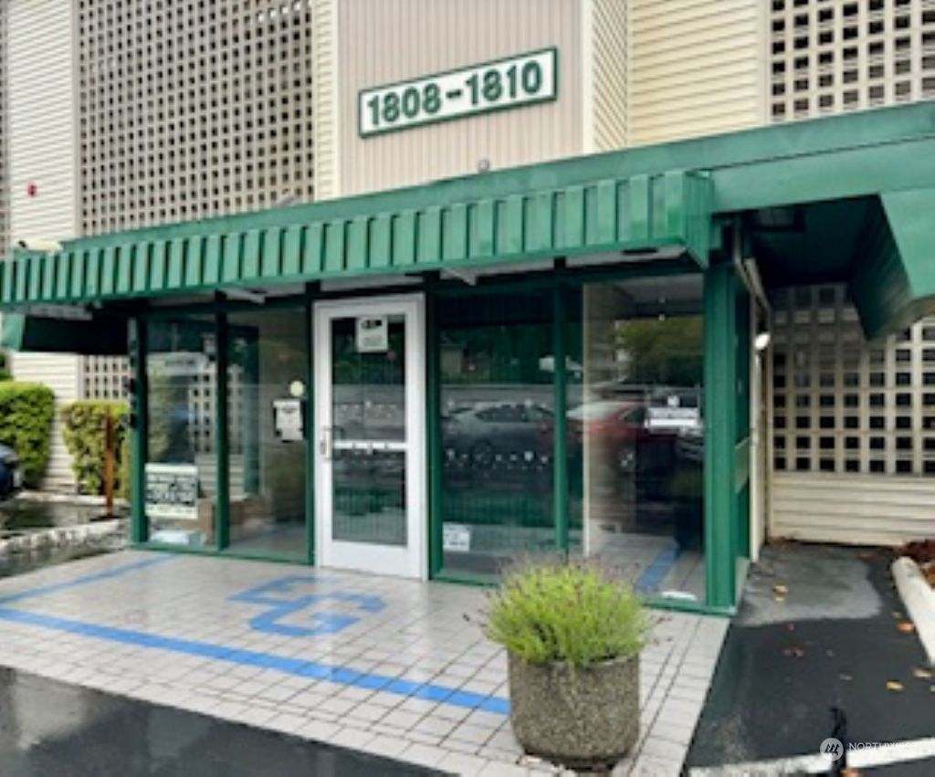 Photo of 1810 S 118th St #401, Seattle, WA 98168 (MLS # 2307231)