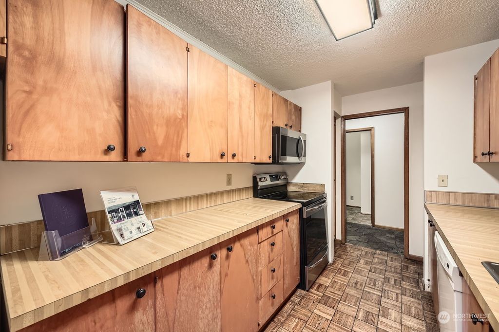 Photo of 1810 S 118th St #401, Seattle, WA 98168 (MLS # 2307231)