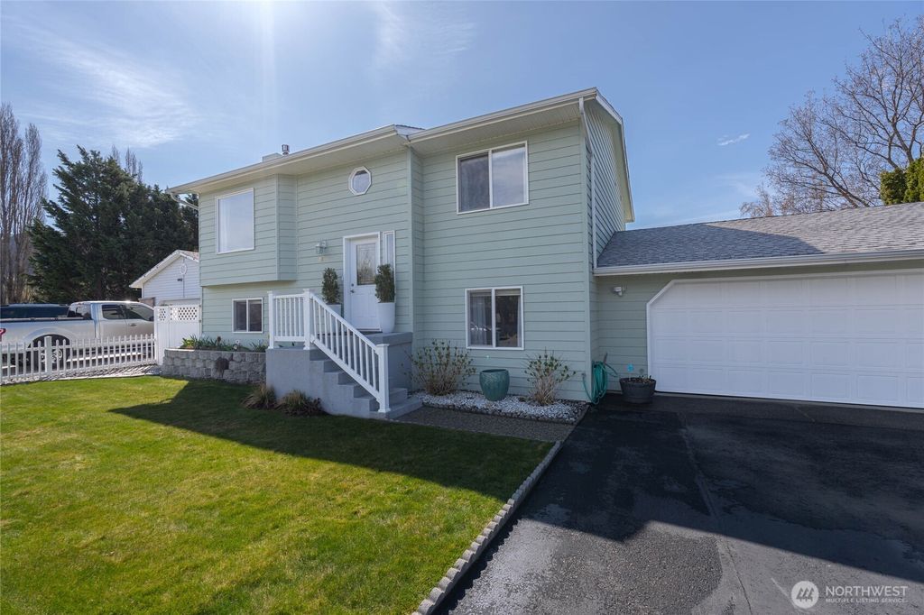 Photo of 2837 Riviera Boulevard, Malaga, WA 98828 (MLS # 2501871)