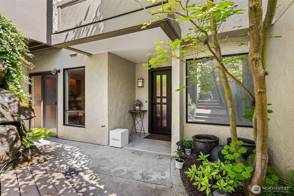 Photo of 6538 Park Point Way NE, Seattle, WA 98115 (MLS # 2420277)