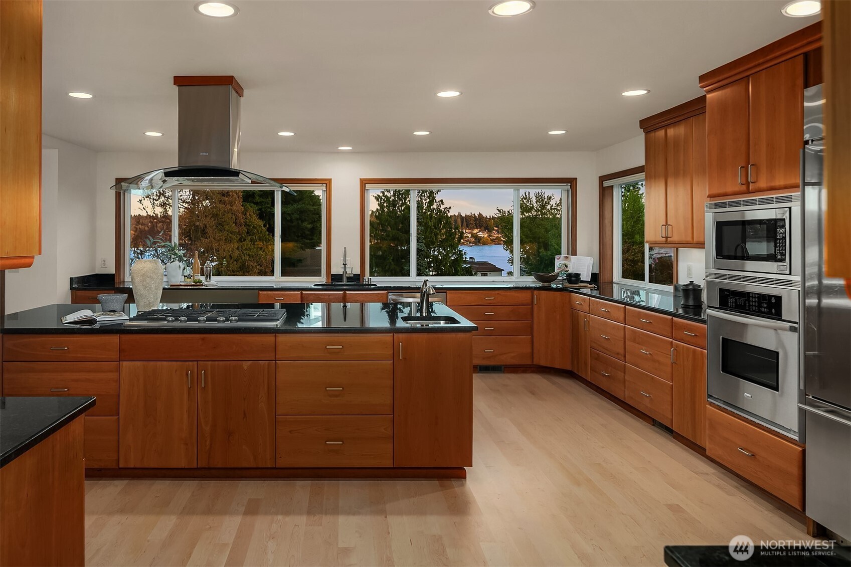 8533 NE Juanita Dr (Private Lane)