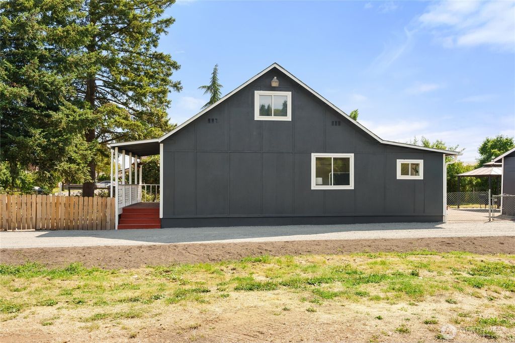 Photo of 114 2nd Avenue N, Algona, WA 98001 (MLS # 2488141)
