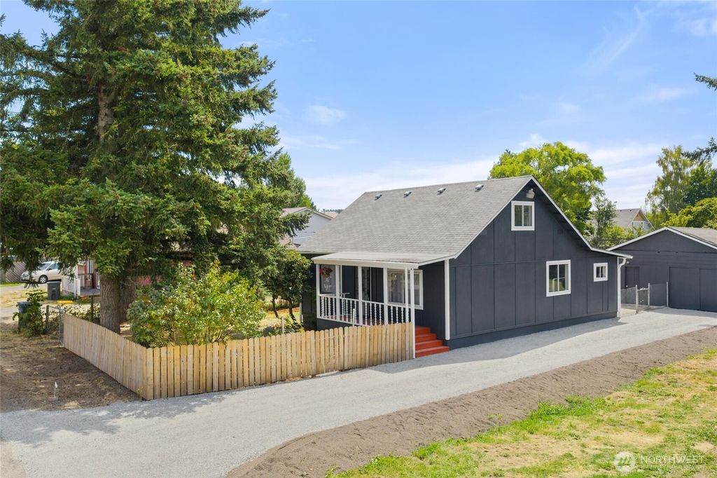 Photo of 114 2nd Avenue N, Algona, WA 98001 (MLS # 2488141)