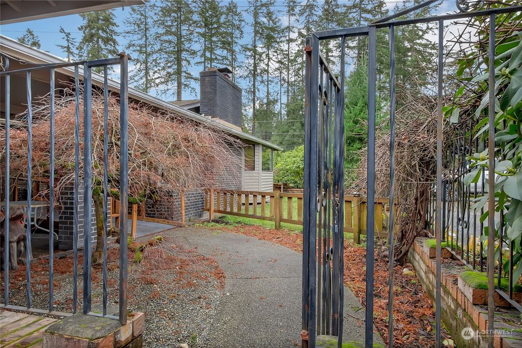 Photo of 35530 6th Avenue SW, Federal Way, WA 98023 (MLS # 2317224)