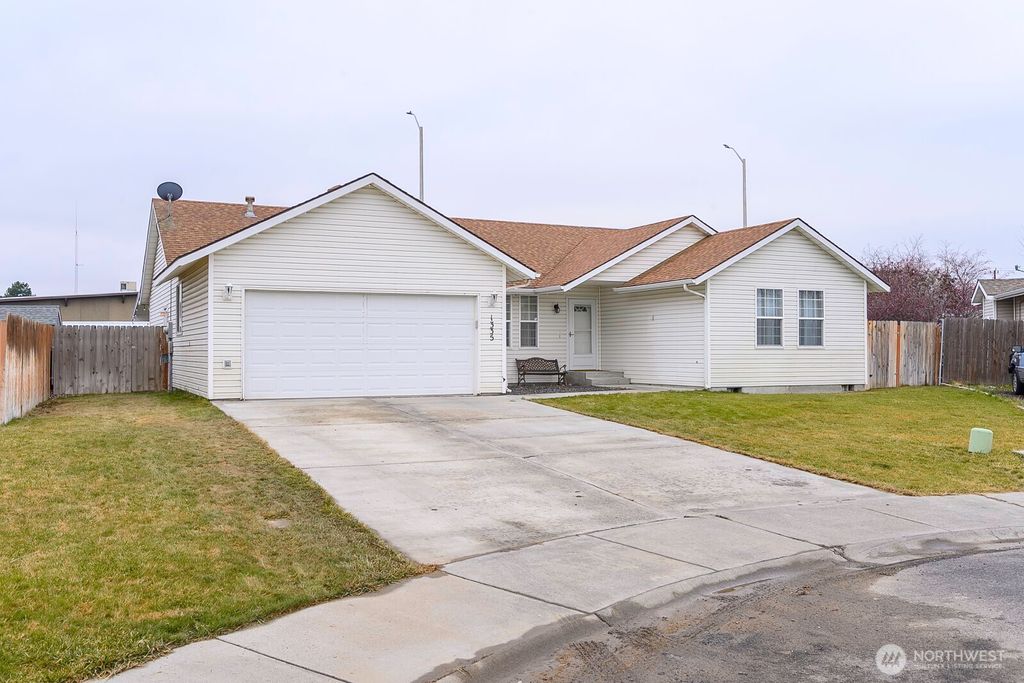 Photo of 1335 Yost Circle NE, Moses Lake, WA 98837 (MLS # 2469710)
