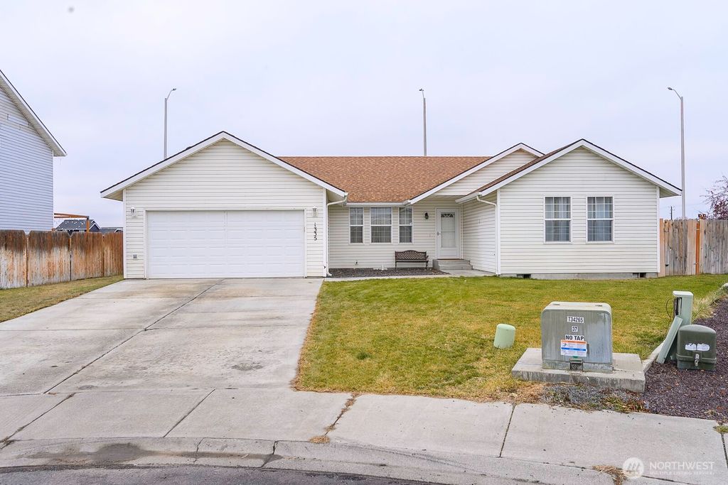 Photo of 1335 Yost Circle NE, Moses Lake, WA 98837 (MLS # 2469710)