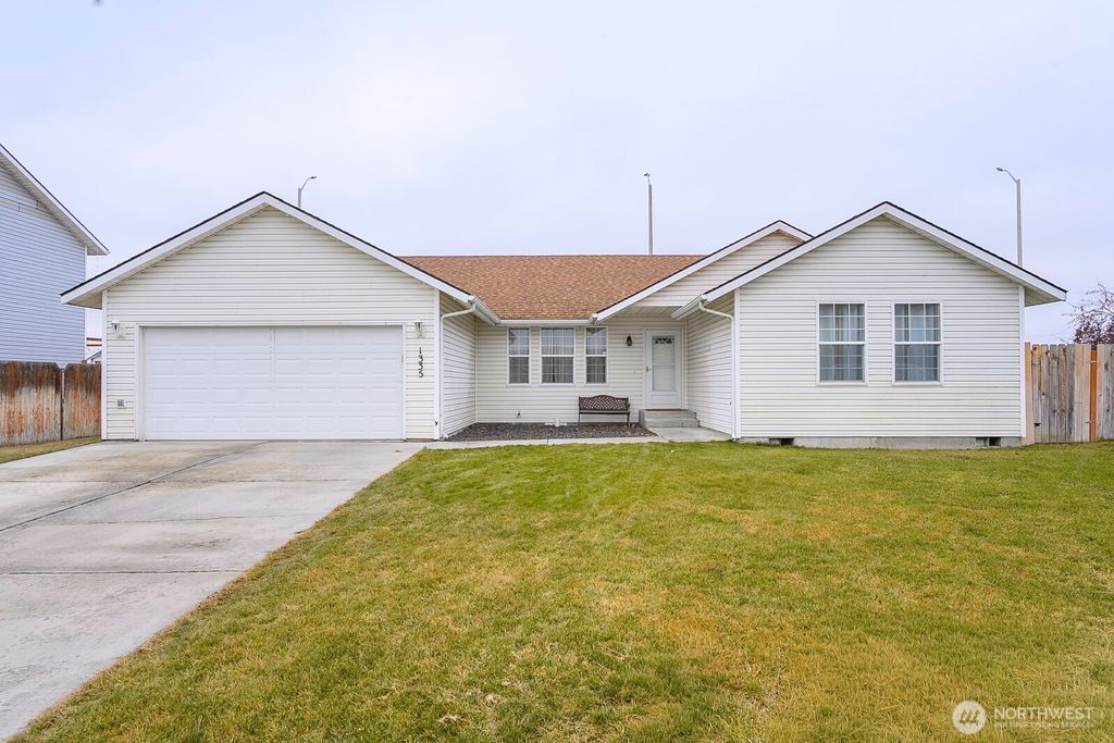 Photo of 1335 Yost Circle NE, Moses Lake, WA 98837 (MLS # 2469710)