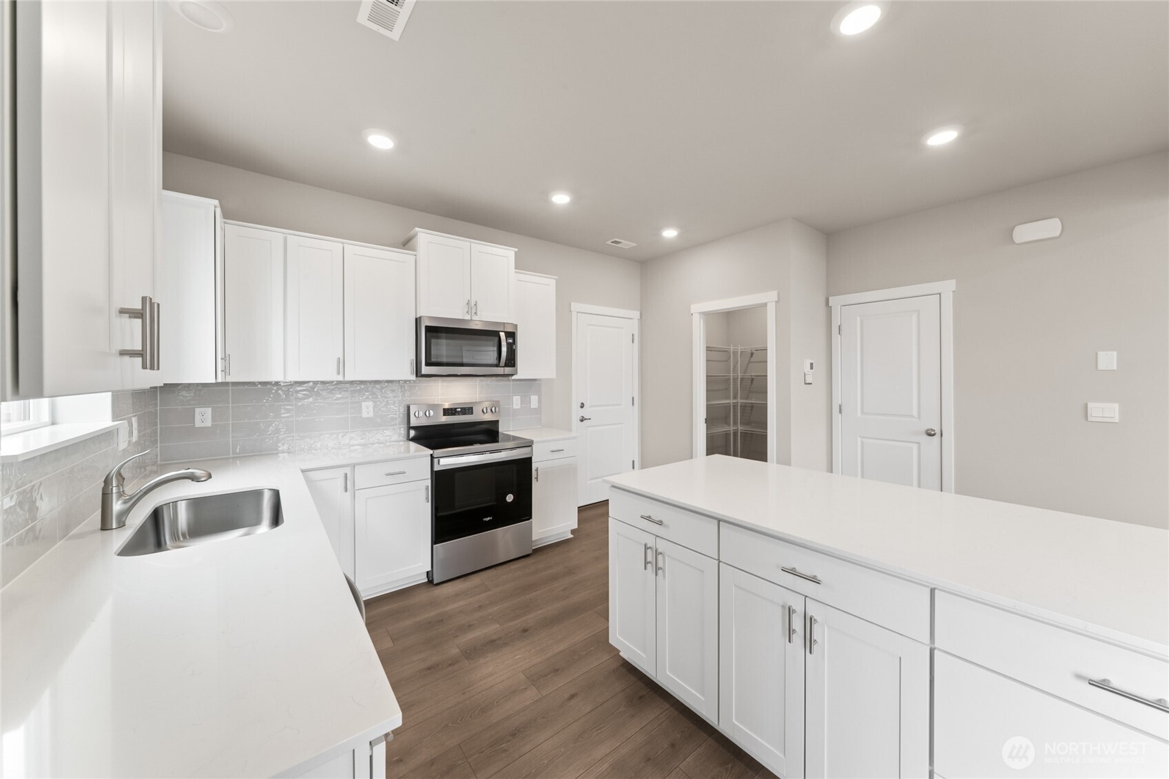 14934 Wallace Avenue E 675