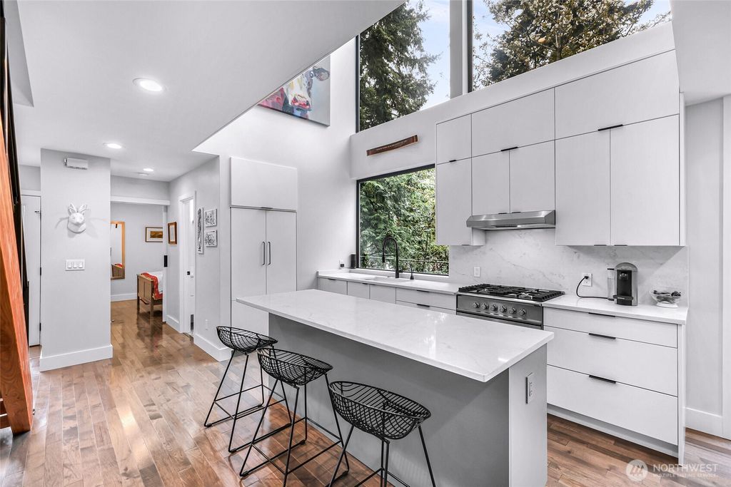 Photo of 2424 Federal Avenue E, Seattle, WA 98102 (MLS # 2508176)