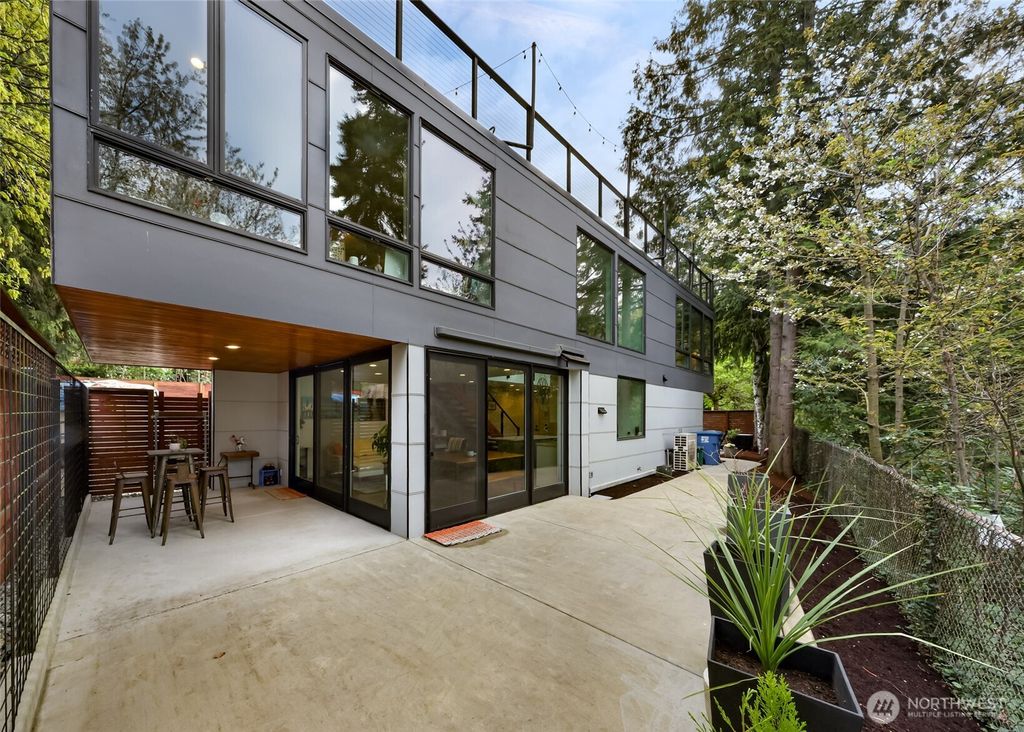 Photo of 2424 Federal Avenue E, Seattle, WA 98102 (MLS # 2508176)