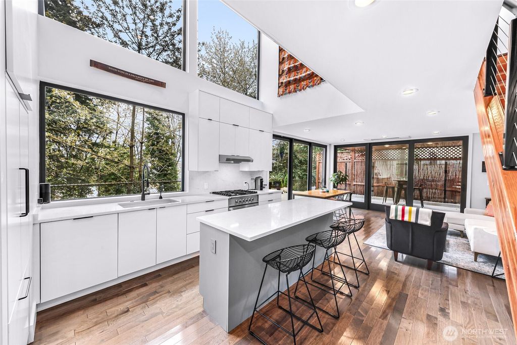 Photo of 2424 Federal Avenue E, Seattle, WA 98102 (MLS # 2508176)