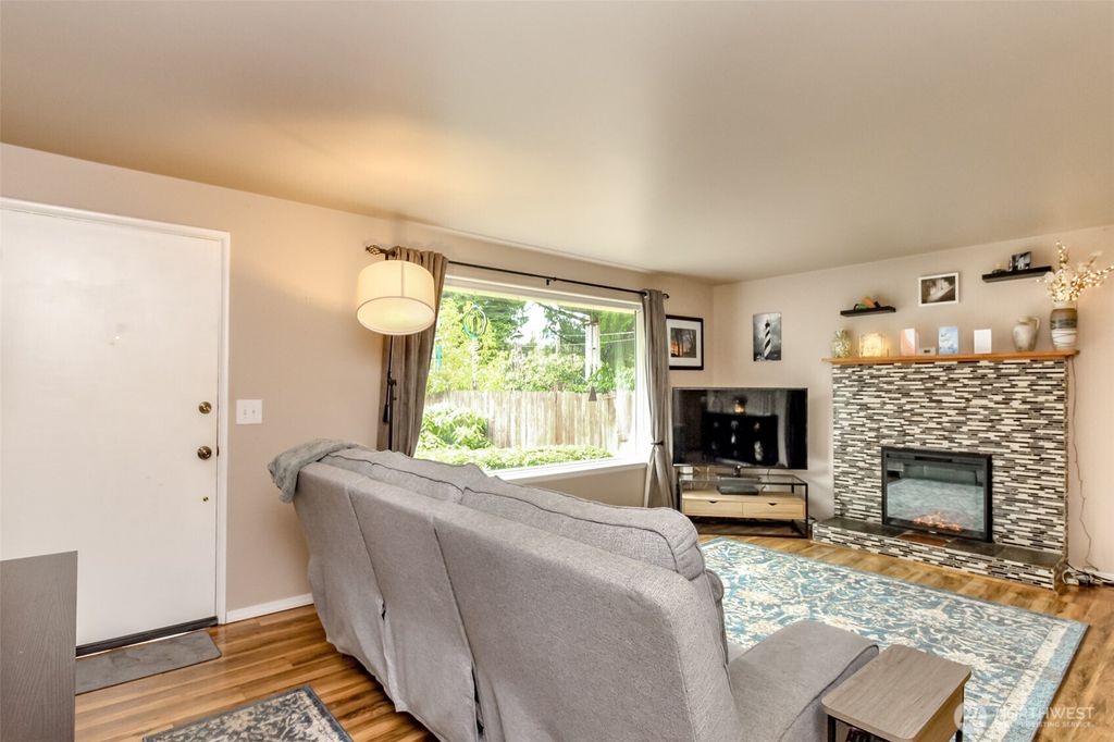 Photo of 13660 SE 169 Avenue SE, Renton, WA 98059 (MLS # 2338110)