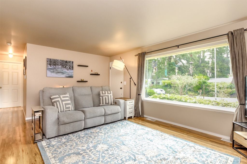 Photo of 13660 SE 169 Avenue SE, Renton, WA 98059 (MLS # 2338110)