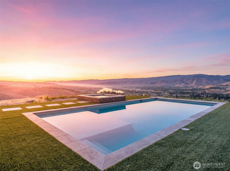 3900 Sky Crest