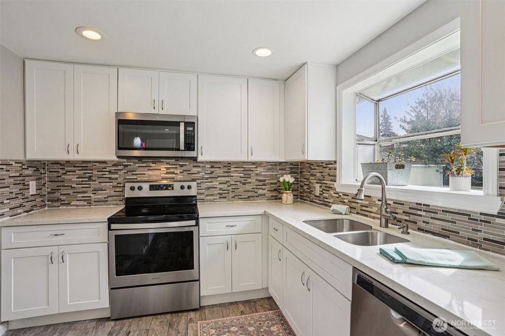 Photo of 3709 NE 9th Court, Renton, WA 98056 (MLS # 2496662)