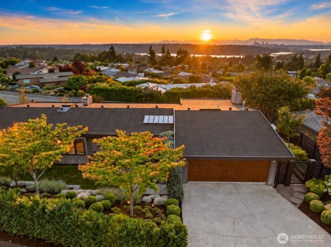 Photo of 4342 Somerset Boulevard SE, Bellevue, WA 98006 (MLS # 2580170)
