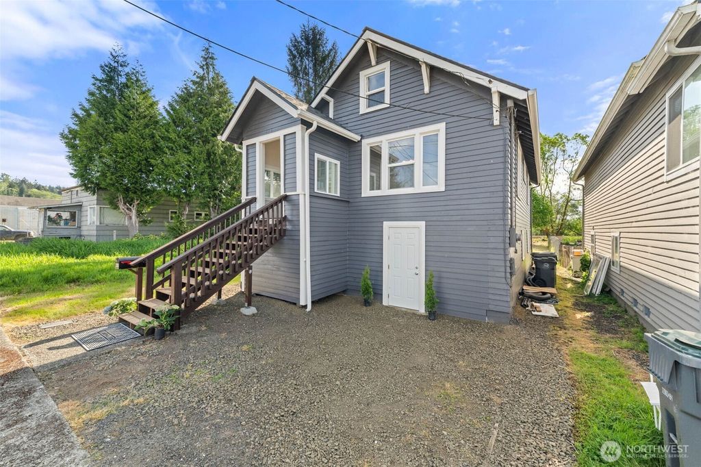 Photo of 411 11th Street, Hoquiam, WA 98550 (MLS # 2523023)