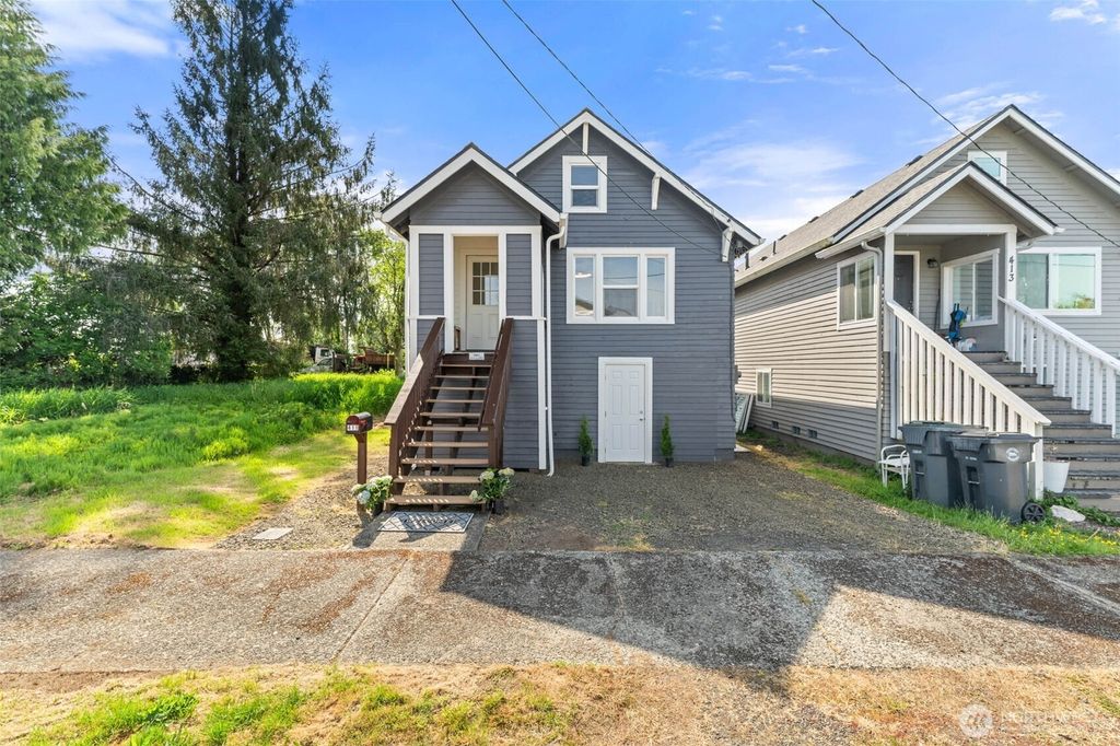 Photo of 411 11th Street, Hoquiam, WA 98550 (MLS # 2523023)