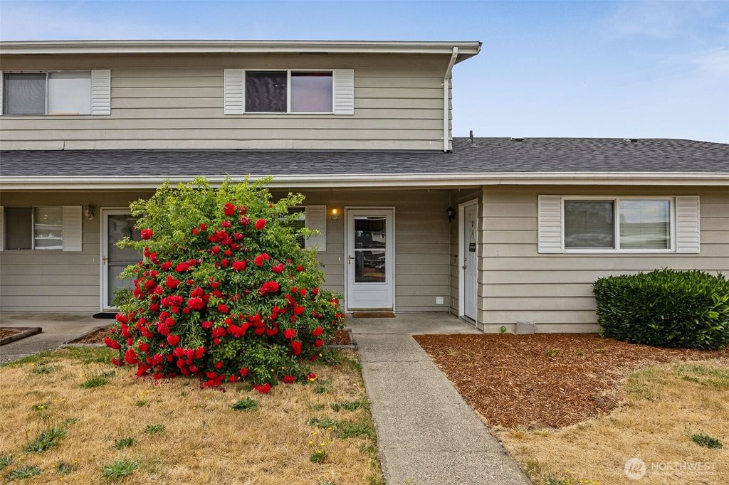Photo of 12416 SE 272nd Pl Pl #C, Kent, WA 98030 (MLS # 2389975)