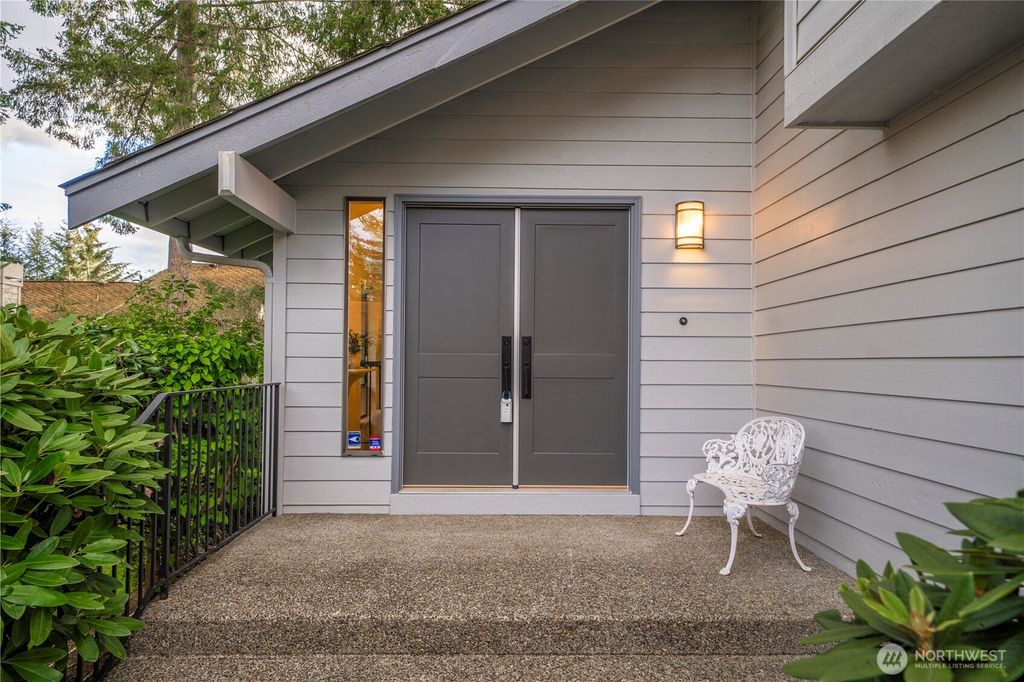 Photo of 16125 SE 33rd Lane, Bellevue, WA 98008 (MLS # 2351651)