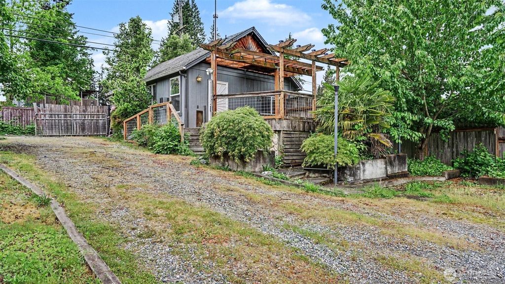 Photo of 926 E Marine View Drive, Everett, WA 98201 (MLS # 2523460)