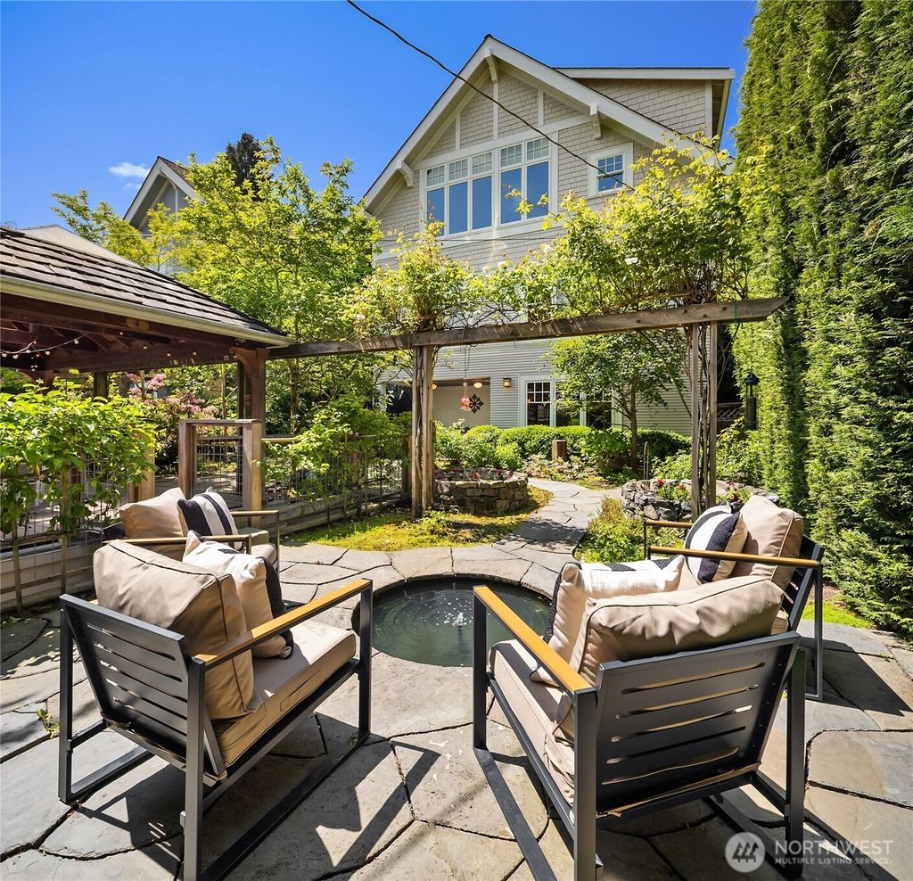 Photo of 914 18th Avenue E, Seattle, WA 98112 (MLS # 2386266)