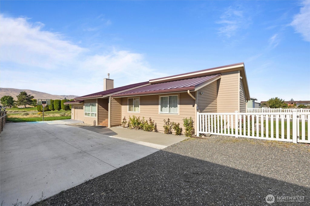 Photo of 210 SW Pear Place, Mattawa, WA 99349 (MLS # 2584133)