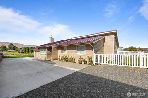 Photo of 210 SW Pear Place, Mattawa, WA 99349 (MLS # 2584133)