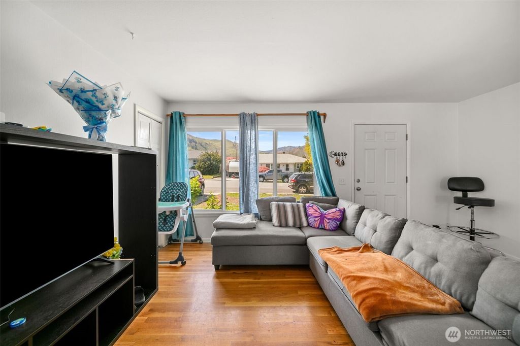 Photo of 1119 Fuller Street, Wenatchee, WA 98801 (MLS # 2510986)