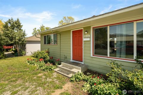 Photo of 1119 Fuller Street, Wenatchee, WA 98801 (MLS # 2510986)