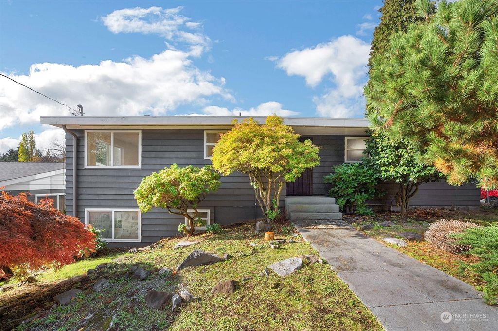 Photo of 12821 25th Avenue NE, Seattle, WA 98125 (MLS # 2016314)