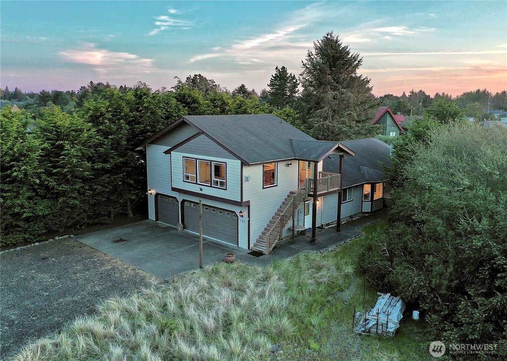 Photo of 137 N Razor Clam Drive SW, Ocean Shores, WA 98569 (MLS # 2507567)