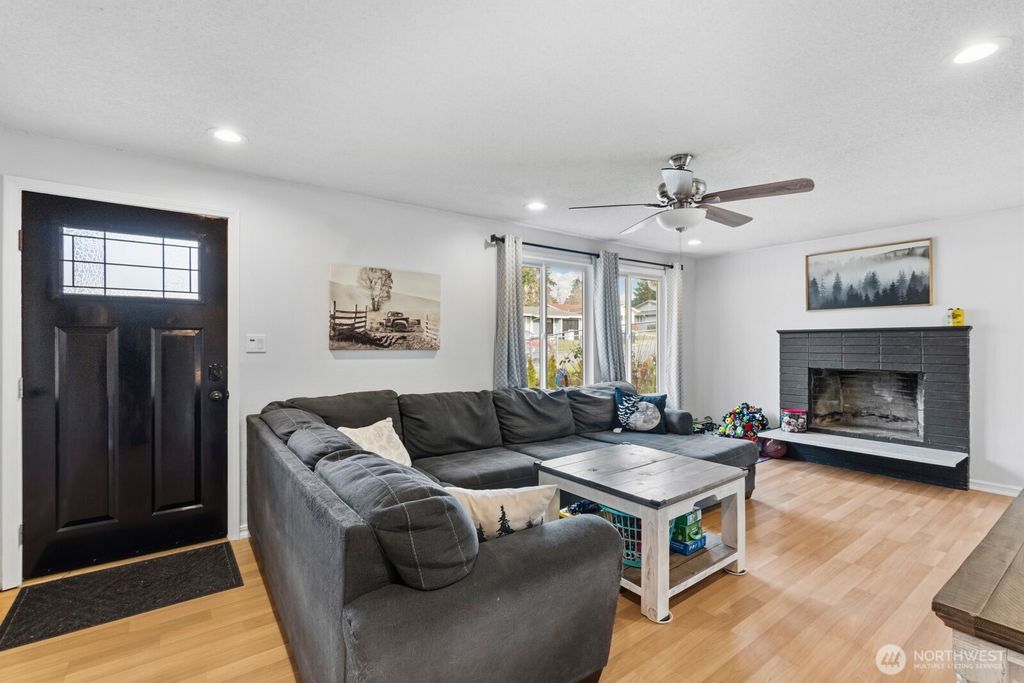 Photo of 416 E 78th Street, Tacoma, WA 98404 (MLS # 2474771)