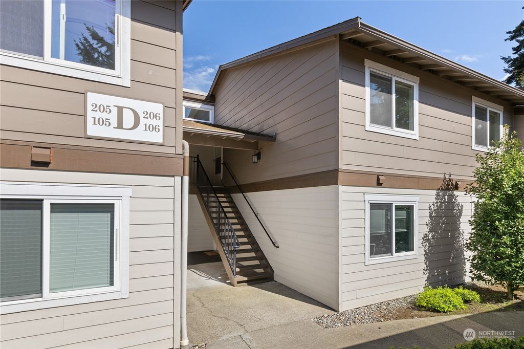 Photo of 12621 NE 130th Way #D-206, Kirkland, WA 98034 (MLS # 2068109)
