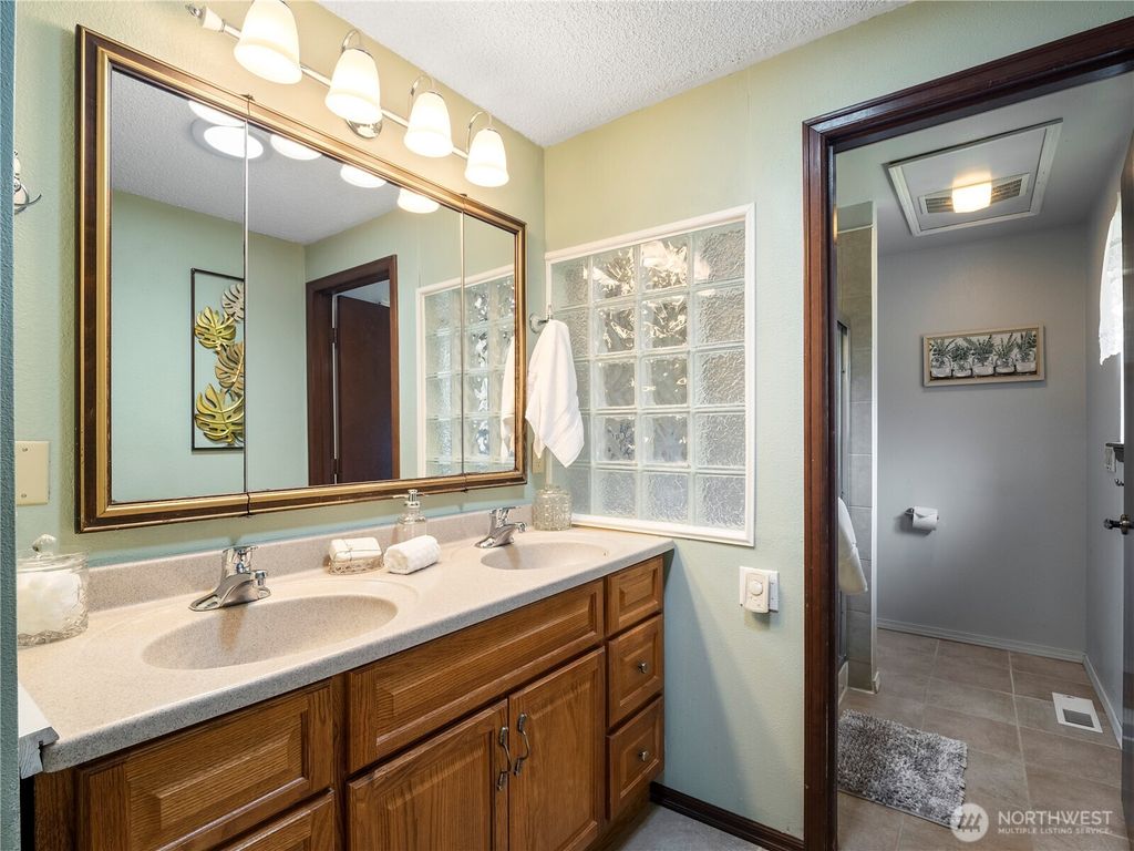 listing image 9364753221128429498