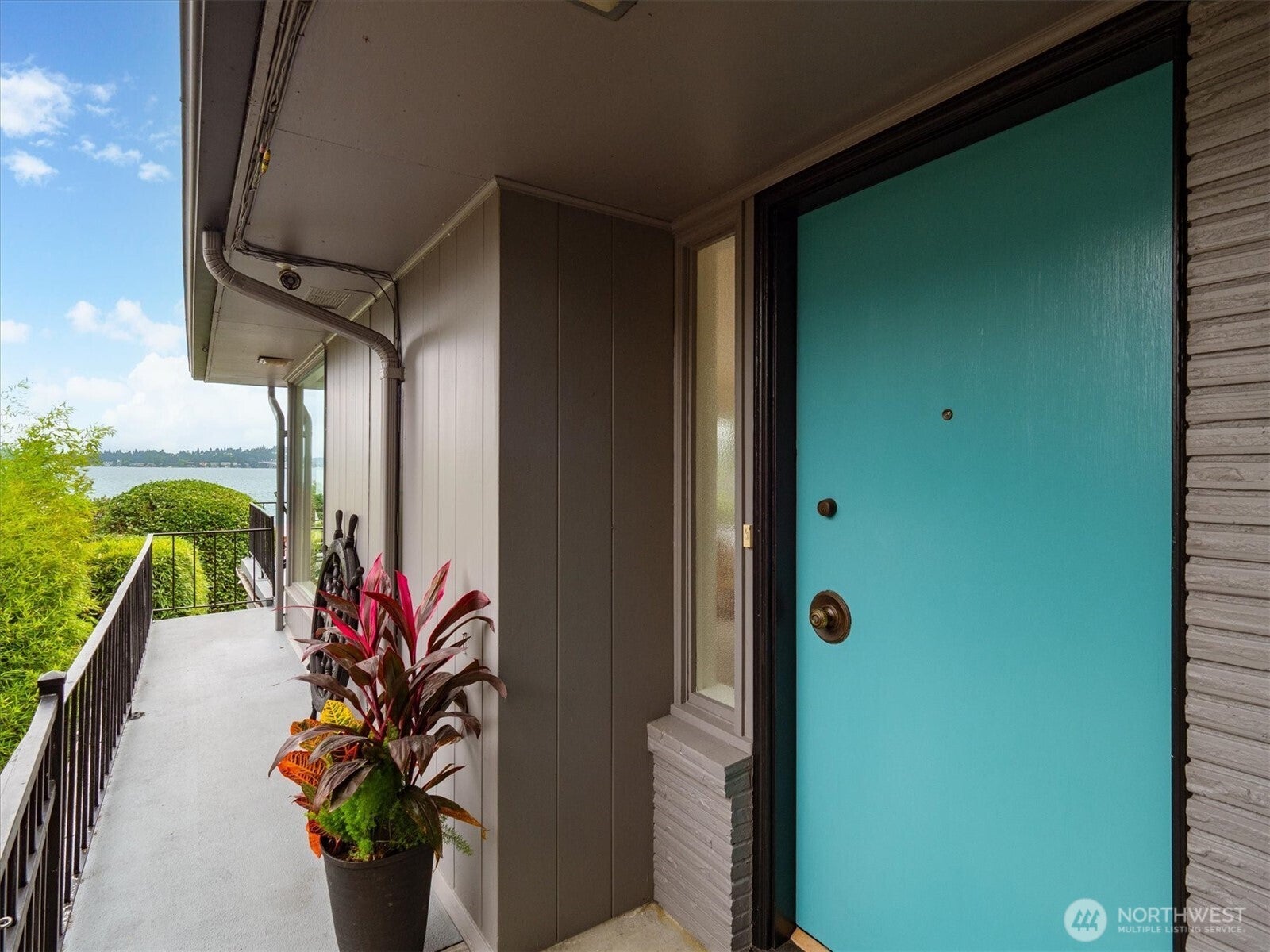 1302 Lakeside Avenue S