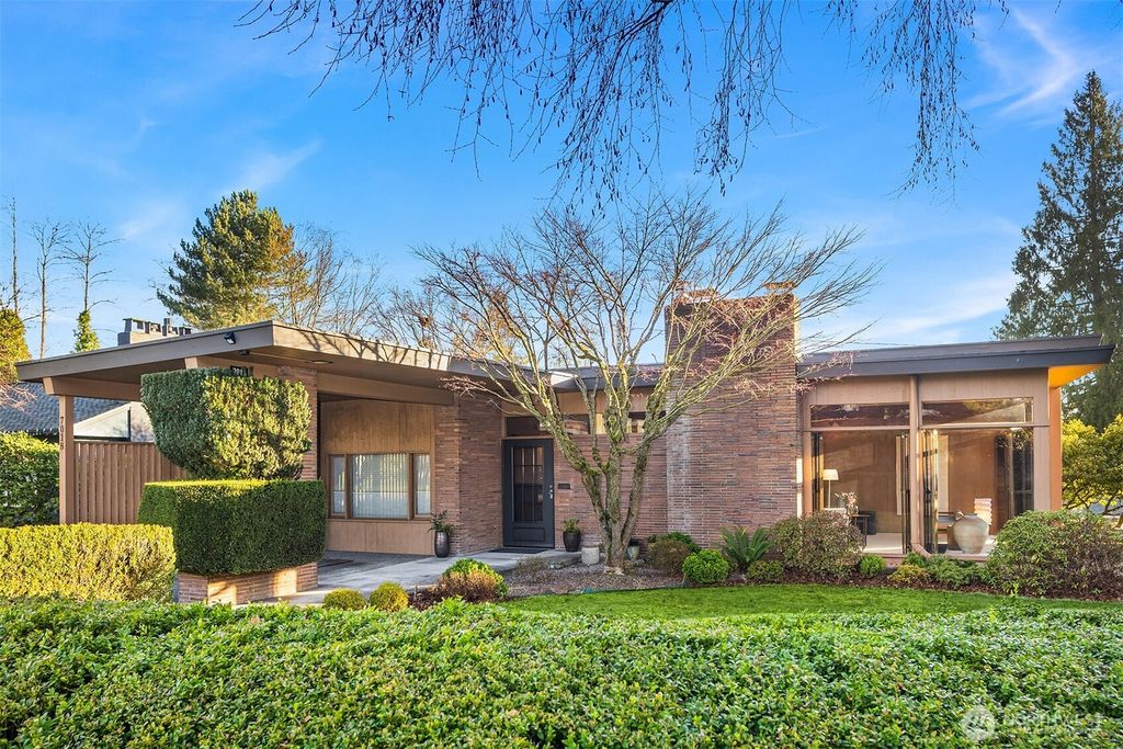 Photo of 7018 32nd Avenue NE, Seattle, WA 98115 (MLS # 2469666)