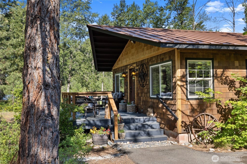 Photo of 971 McDonald Road, Cle Elum, WA 98922 (MLS # 2562019)