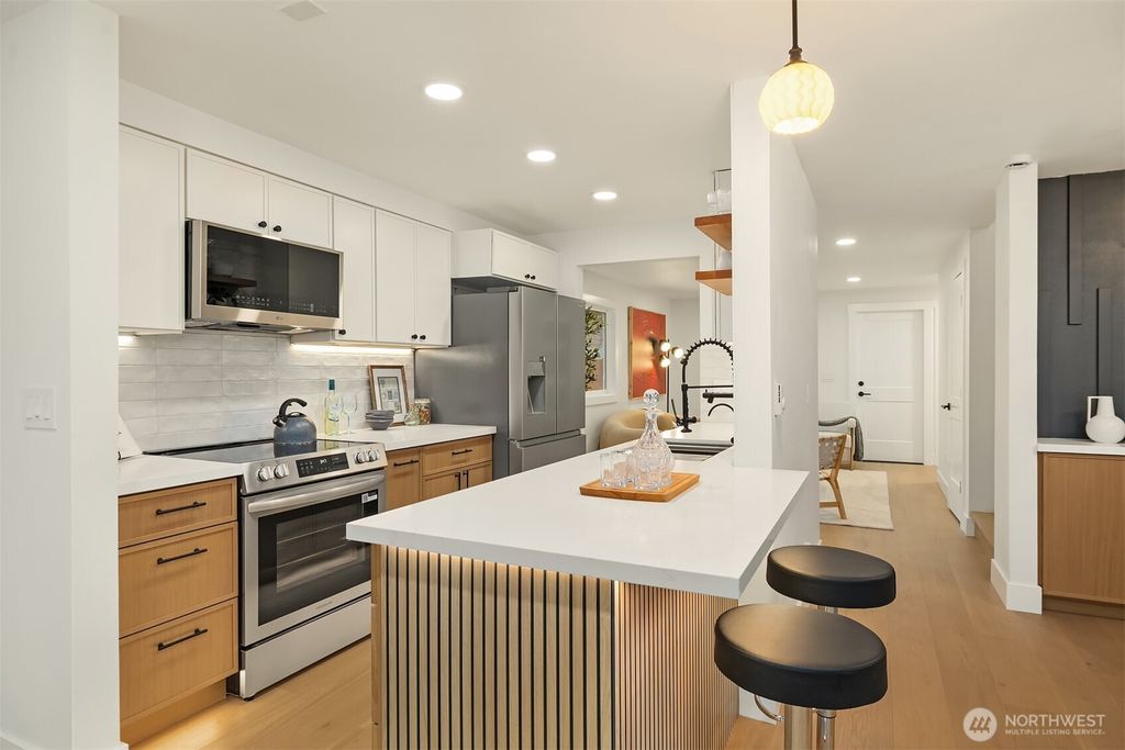 Photo of 1039 NE 113th Street, Seattle, WA 98125 (MLS # 2494114)