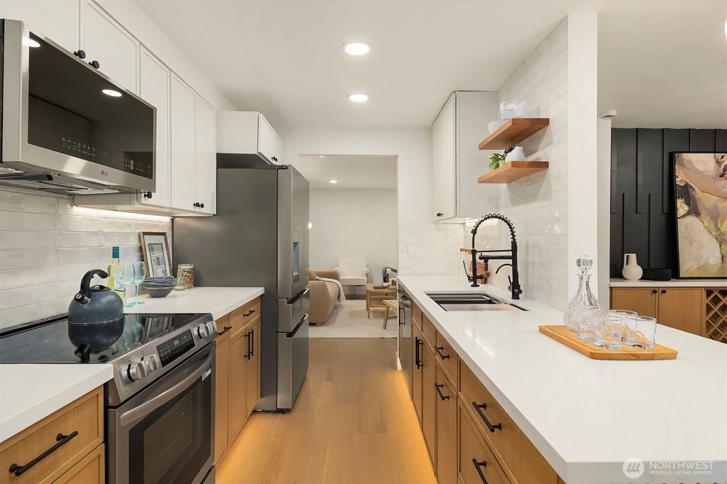 Photo of 1039 NE 113th Street, Seattle, WA 98125 (MLS # 2494114)