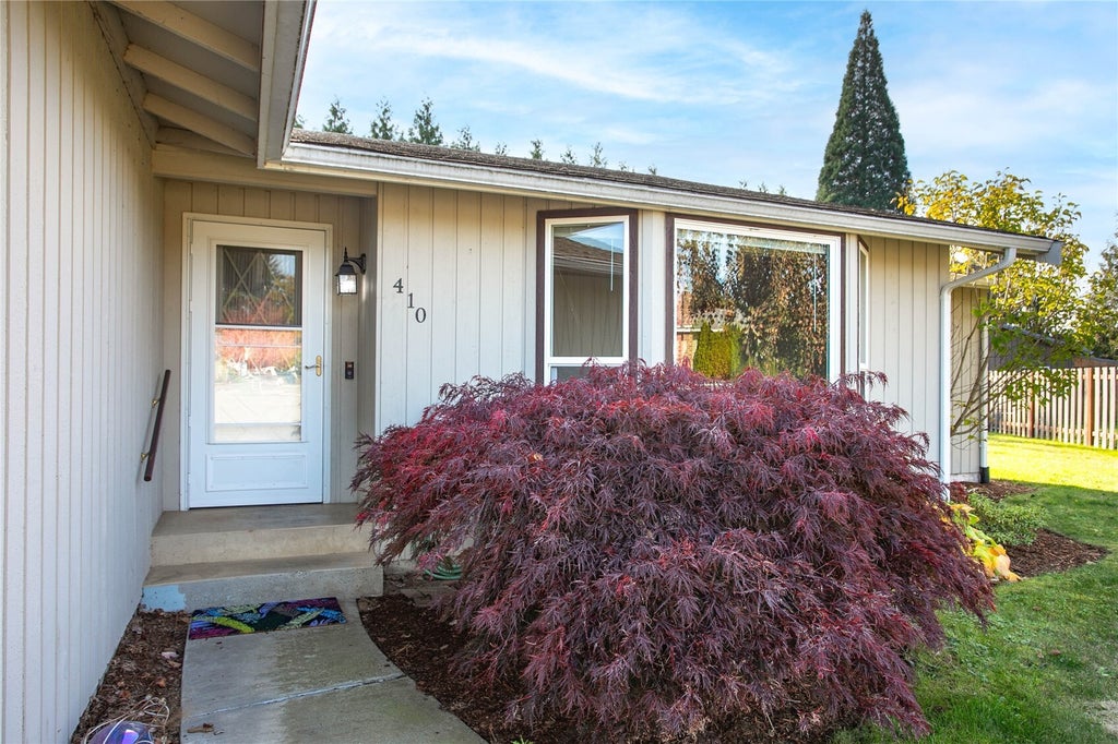 Photo of 410 Cascade Way, Lynden, WA 98264 (MLS # 2598666)