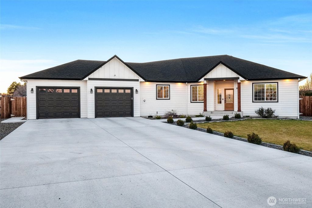 Photo of 2054 Road H.2 NE, Moses Lake, WA 98837 (MLS # 2489018)