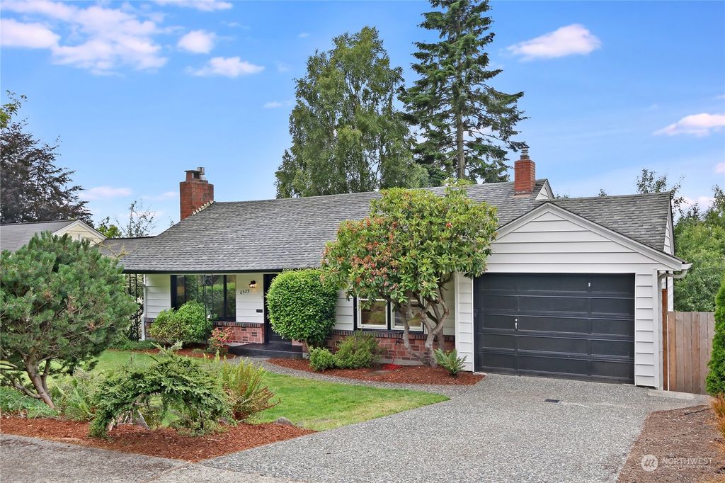 Photo of 6529 28th Avenue NE, Seattle, WA 98115 (MLS # 2127613)