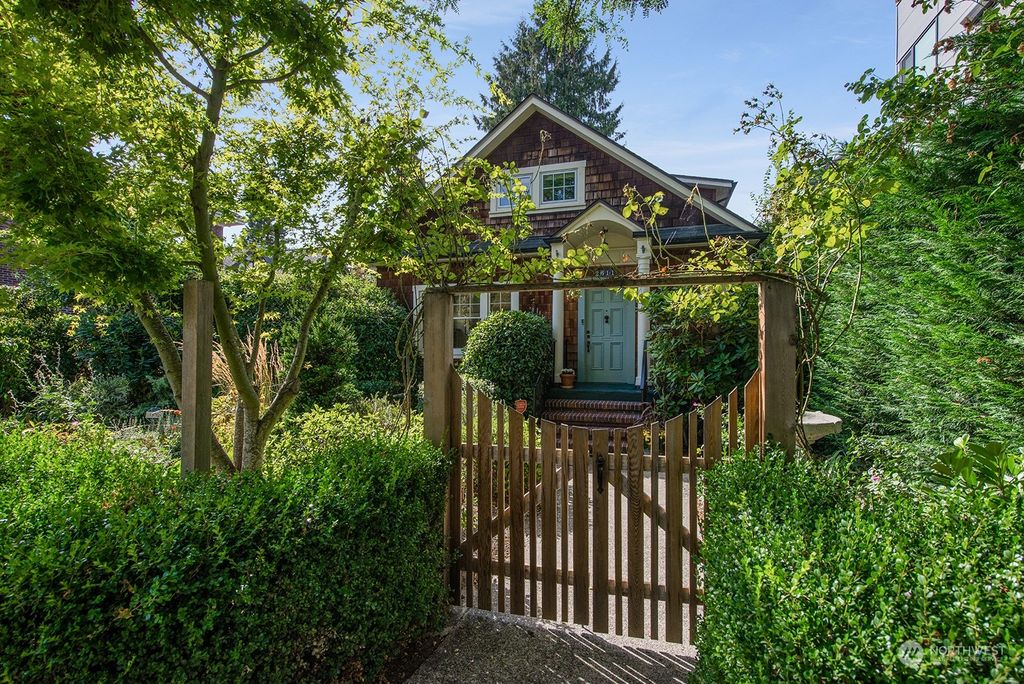 Photo of 2611 Franklin Avenue E, Seattle, WA 98102 (MLS # 2163816)