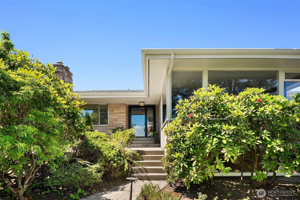 Photo of 5757 64th Avenue NE, Seattle, WA 98105 (MLS # 2541143)