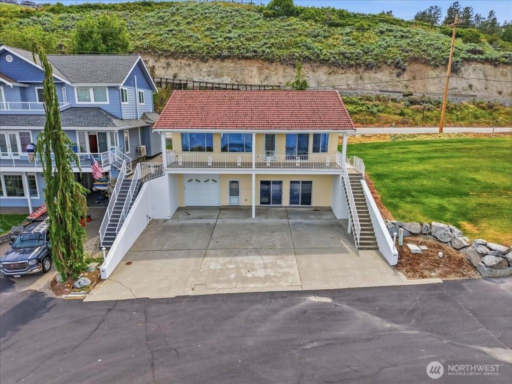Photo of 1496 S Lakeshore Road, Chelan, WA 98816 (MLS # 2526407)