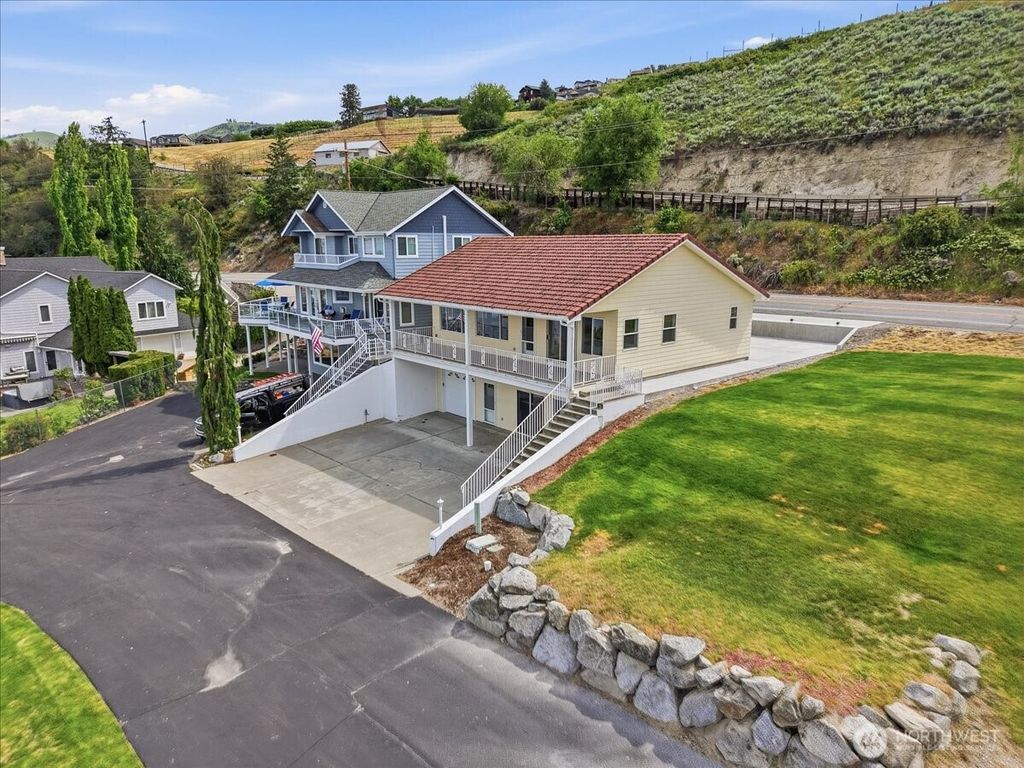 Photo of 1496 S Lakeshore Road, Chelan, WA 98816 (MLS # 2526407)