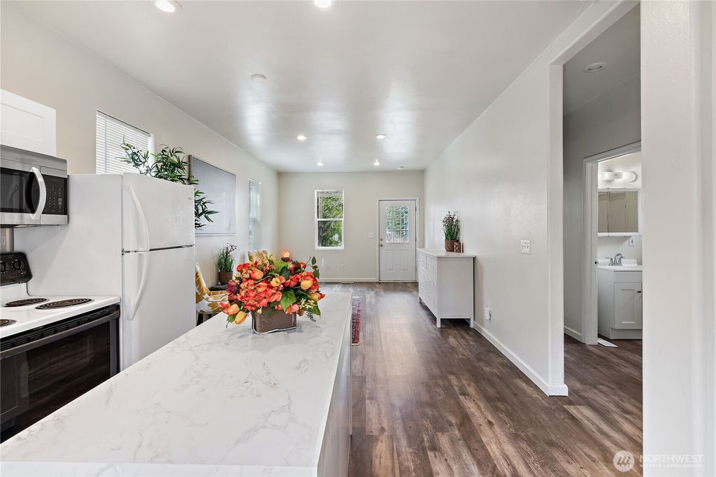 Photo of 1521 E Spruce Street, Seattle, WA 98122 (MLS # 2494511)