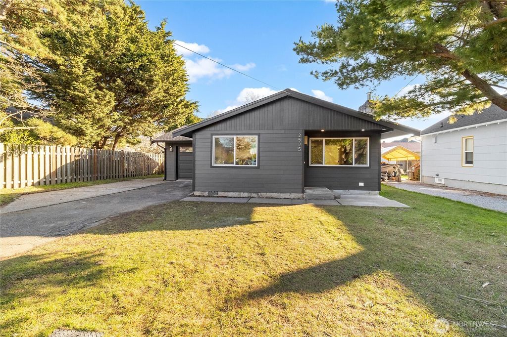 Photo of 2525 Monroe Street, Bellingham, WA 98225 (MLS # 2527530)