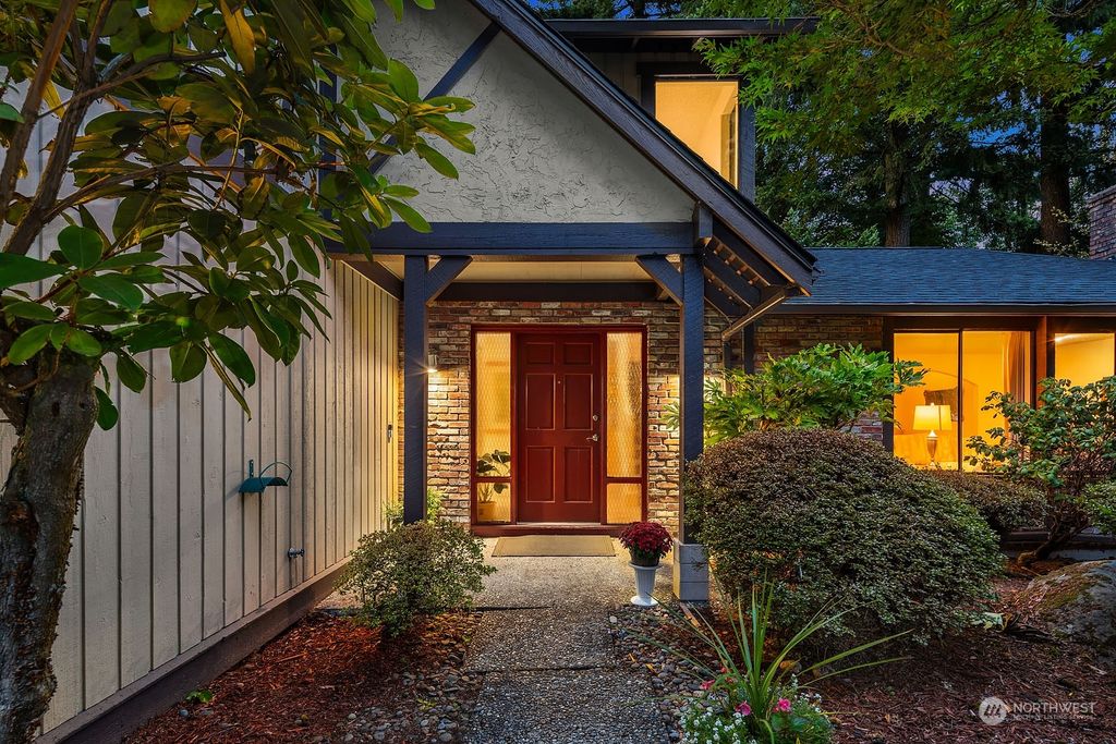 Photo of 15412 SE 46th Way, Bellevue, WA 98006 (MLS # 2161913)